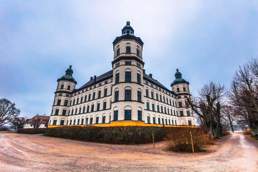 Замок эпохи барокко под названием Скоклостер находится в 70 километрах от Стокгольма